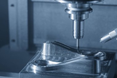 CNC Değirmen Makinesi basını kesiyor. Top değirmeninin ucundaki aletle ölüyor. Kalıplar, sert top değirmeni ile makine merkeziyle kesme işlemi yapıyor.