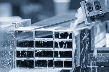 Bantlı testere makinası kare metal parçaları sıvı soğutucu metoduyla kesiyor. Endüstriyel amaç için makine aracı.