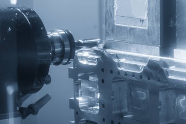 Yatay CNC değirmen makinesi alüminyum parçalarını katı düz uçlu değirmen aletiyle kesiyor. Yatay eksen CNC makine merkezi ile kesme işlemi.