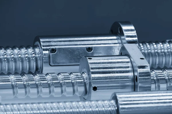 Yakın çekim sahnesinde açık mavi sahnede yedek parça kurşun top vidası var. Yüksek duyarlı CNC makine parçası üretim konsepti.