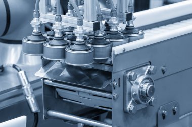 Robot sistem tarafından konserve gıda üretiminde kullanılan yüksek teknoloji madde işleme süreci. Yüksek teknoloji materyal işleme süreci robotik kol ile.