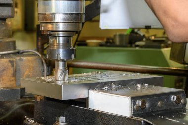 Düz uçlu değirmen aletleriyle NC değirmen makinesindeki delik sıkıcı işlem. Değirmen makinesindeki metal çalışma konsepti..