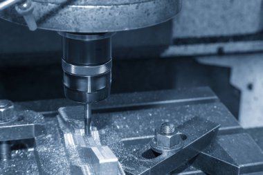 CNC değirmen makinesi, küf parçalarını sert top değirmeni aletleriyle kesiyor. Kalıplar, sert top değirmeni ile makine merkeziyle kesme işlemi yapıyor.