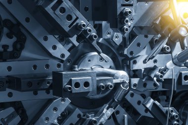 Bobin yay oluşturma makinesini açık mavi sahnede kapatın. Mekanik parça üretim konsepti.