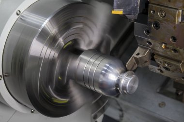 CNC torna makinesi metal şaft parçalarını kesiyor. CNC dönüşüm makinesinin yüksek teknolojili metal işlemesi .
