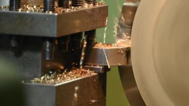 Torna makinesi sahnesini çekince pirinç malzemeyi kesmiş. Makineyi döndürerek metal işleme süreci.