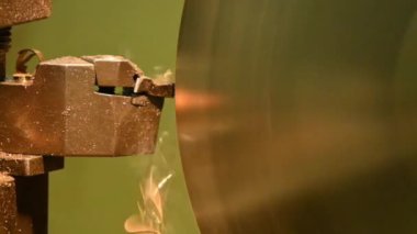 Torna makinesinin pirinç parçaları kestiği sahneyi kapatın. Makineyi döndürerek metal işleme süreci.