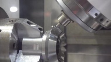 5 eksenli CNC değirmen makinesi, otomotiv kısmını sağlam bir top değirmeni aracıyla kesiyor. CNC Torna 'nın yüksek teknoloji otomotiv parçası üretim süreci.