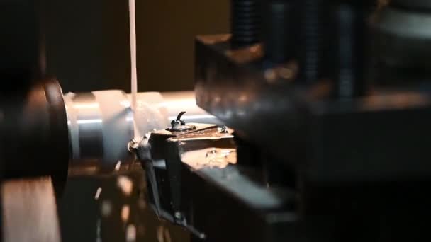 旋盤加工機は液体冷却方式で金属シャフト部品を切断します 回転機械による金属加工工程 — ストック動画