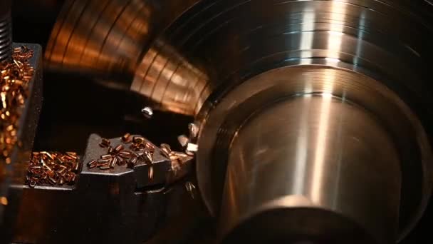 クローズアップシーン 旋盤機の仕上げは旋盤工具によって真鍮材料の部品を切りました 機械を回すことによる金属加工プロセス — ストック動画
