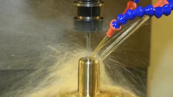 Cnc 기계는 부분을 냉각수 방식으로 손잡이로 중앙을 가공하여 과죽어 — 비디오