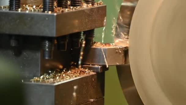 Escena Panorámica Acabado Máquina Torno Cortar Material Latón Proceso Mecanizado — Vídeos de Stock