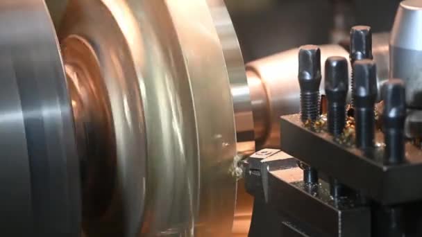 閉じるシーン 旋盤機械の終わりは真鍮材料の部品を切りました 機械を回すことによる金属加工プロセス — ストック動画