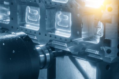 Yatay CNC değirmen makinesi alüminyum parçalarını katı düz uçlu değirmen aletiyle kesiyor. Yatay eksen CNC makine merkezi ile kesme işlemi.