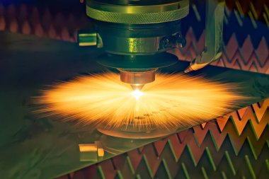 Sahneyi kapatın, fiber lazer kesme makinesi parlak ışıkla metal plakayı kesti. Lazer kesme makinesinin yüksek teknoloji metal üretim süreci.. 