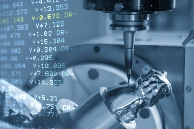 Soyut sahne 5 eksenli CNC değirmen makinesi örnek kısmını ve G-kod veri arkaplanını kesiyor. CNC Torna 'nın yüksek teknoloji otomotiv parçası üretim süreci.