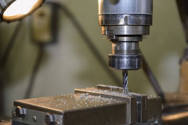 NC değirmen makinesinde düz uçlu değirmen aletleriyle slot kesme işlemi. Değirmen makinesindeki metal çalışma konsepti..