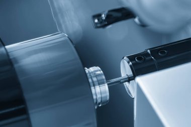 Çok görevli CNC torna makinesi İsviçre tipi metal şaft parçalarını deliyor. CNC dönüşüm makinesinin yüksek teknolojili metal işlemesi .