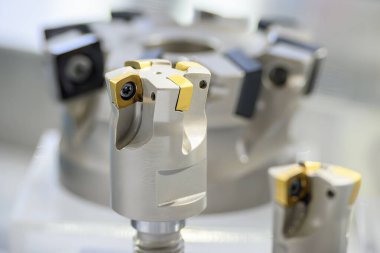 Kapanış sahnesi indekslenebilir değirmen aracı ve çardak. CNC değirmen makinesi için kesme aracı grubu.