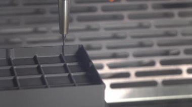 CNC değirmen makinesi, grafit elektrot parçalarını katı top değirmeni aletleriyle kesiyor. CNC makine merkezi tarafından üretilen kalıp ve ölüm süreci.