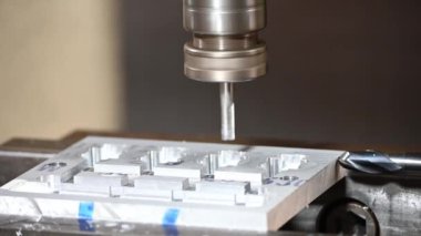 CNC değirmen makinesi alüminyum parçalarını düz uçlu değirmen aletleriyle kesiyor. Makine merkezi tarafından yüksek hassasiyetli parça üretim süreci