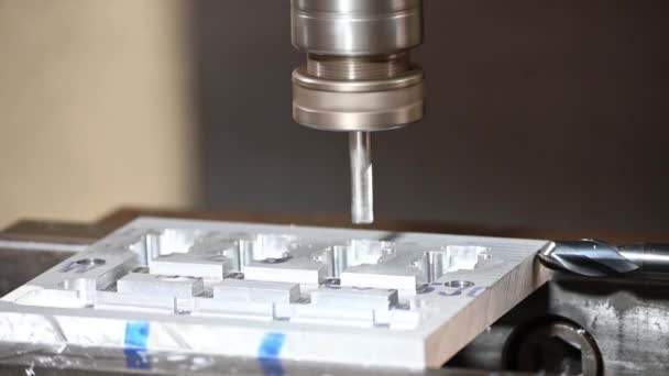 Cncフライス盤は 固体フラットエンドミルツールによりアルミ部品を切断します 加工センターによる高精度部品製造工程 — ストック動画