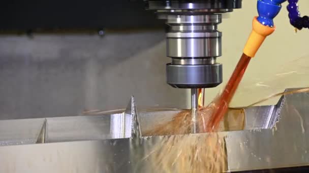 Закріпіть Сцену Коли Машини Зрізають Плісняві Деталі Методом Олійного Охолоджувача — стокове відео