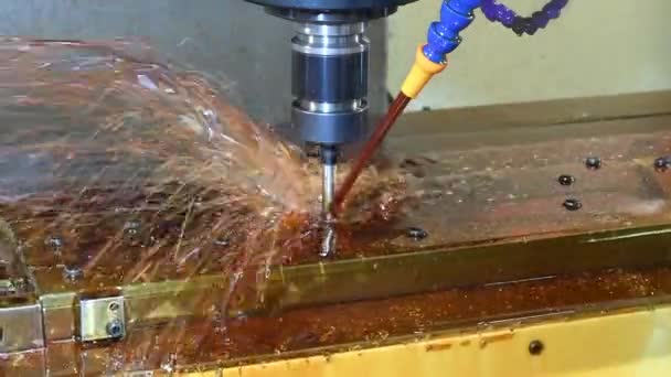 Die Cnc Fräsmaschine Schneidet Die Werkzeugteile Ölkühlmittelverfahren Grob Der Werkzeug — Stockvideo
