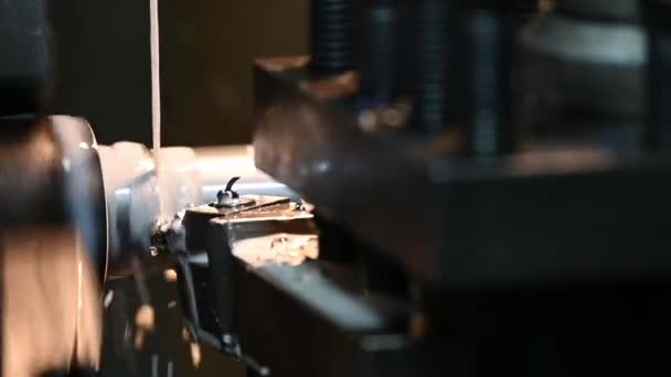 Die Drehmaschine Beendet Das Schneiden Von Metallwellen Mit Flüssigkeitskühlmittelmethode Der — Stockvideo