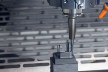 CNC değirmen makinesi grafit elektrot parçalarını kesiyor. CNC makine merkezi tarafından üretilen kalıp ve ölüm süreci.