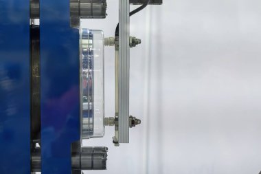 Enjeksiyon makinesinden alınan robot sistemle yapılan materyal işleme. Plastik enjeksiyon küf makinesinden otomatik sistem tarafından yapılan yiyecek kutusu üretim süreci.