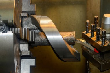 Torna makinesi dökme demir parçalarını kesmeyi bitirdi. Makineyi döndürerek metal çalışma süreci.