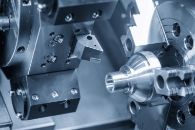 CNC torna makinesi metal şaft parçalarını kesiyor. CNC dönüşüm makinesinin yüksek teknolojili metal işlemesi .