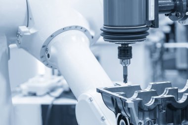 Yaklaşma sahnesi, robotik koldaki değirmen mili alüminyum vites kutusunu kesmiş. Yüksek teknolojili otomotiv parçaları otomatik robot sistemiyle kesiliyor..