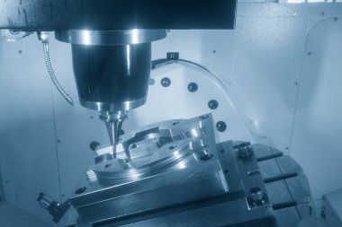 5 eksenli CNC değirmen makinesi açık mavi sahnede küf kısmını sert top değirmeni ile kesiyor. CNC Torna 'nın yüksek teknoloji otomotiv parçası üretim süreci.