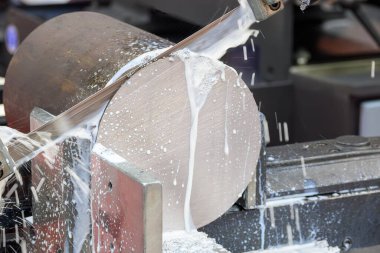 Bant kesme makinesi metal şaft parçalarını sıvı soğutucu metoduyla kesti. Endüstriyel amaç için makine aracı.
