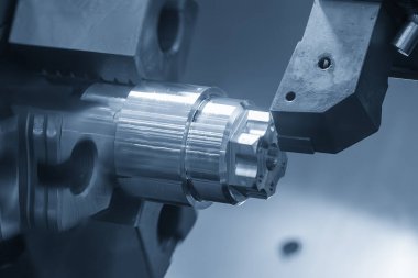 CNC torna makinesi metal şaft parçalarını kesiyor. CNC dönüşüm makinesinin yüksek teknolojili metal işlemesi .
