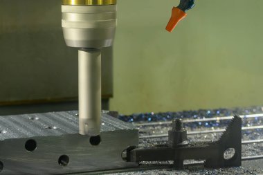 CNC değirmen makinesi, enjeksiyon küf parçalarını indekslenebilir araçlarla kesiyor. Kalıplar ve ölüm üretim süreci, son değirmen araçları ile makine merkezi tarafından.