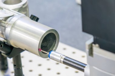 Alüminyum otomotiv parçalarını ölçen çok eksenli CMM makinesi. Koordinat Ölçüm Makinesi ile otomotiv parçalarının kalite denetimi.