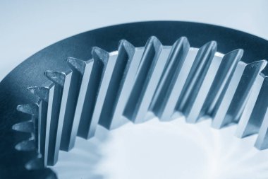 Sahneyi kapatın. İç sarmal parçalar açık mavi sahnede yedek parçalar. Otomotiv iletim sisteminin parçalarının soyut görüntüsü.