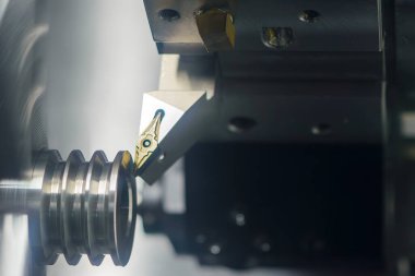 CNC torna makinesi metal şaft parçalarını kesiyor. CNC dönüşüm makinesinin yüksek teknolojili metal işlemesi .