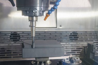 CNC değirmen makinesi grafit elektrot parçalarını kaba kesiyor. CNC makine merkezi tarafından üretilen kalıp ve ölüm süreci.