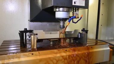 Kauçuk lastik parçalarını yağ soğutma metoduyla kesen CNC değirmen makinesi sahnesi. Kalıplar ve ölenler, makine merkezi tarafından katı top son değirmeni araçlarıyla üretiliyor..