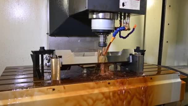 Kauçuk Lastik Parçalarını Yağ Soğutma Metoduyla Kesen Cnc Değirmen Makinesi — Stok video