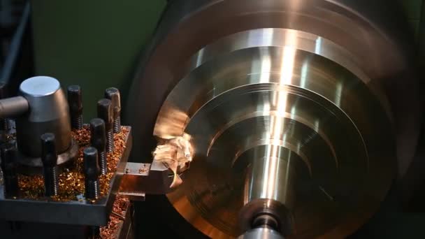 旋盤機械の仕上げは旋盤工具によって真鍮材料の部品を切りました 機械を回すことによる金属加工プロセス — ストック動画