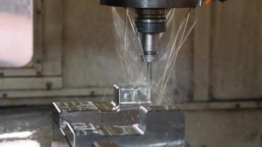 CNC Değirmen Makinesi, yağ soğutma metoduyla küf parçalarını kesiyor. Kalıplar ve ölenler, makine merkezi tarafından katı top son değirmeni araçlarıyla üretiliyor..