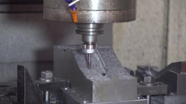 CNC Değirmen Makinesi basını kesiyor. Kısmen de sert top değirmeni aletleriyle ölüyor. Tek ölçekli parçalar, sert top değirmeni ile makine merkezi kesme işlemi.