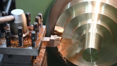 Tava sahnesi torna makinası pirinç maddi parçaları torna araçları ile kesti. Makineyi döndürerek metal işleme süreci.