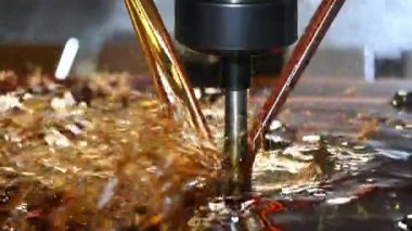 Ağır çekim sahnesi CNC değirmen makinası yağ soğutma metoduyla küf parçalarını kesiyor. CNC makine merkezi tarafından üretilen kalıp ve ölüm süreci.