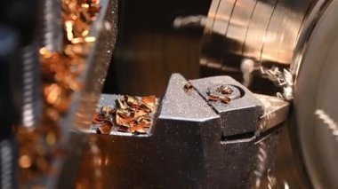 Torna makinesinin bitirdiği sahneyi kapat pirinç maddi parçaları kes. Makineyi döndürerek metal işleme süreci.
